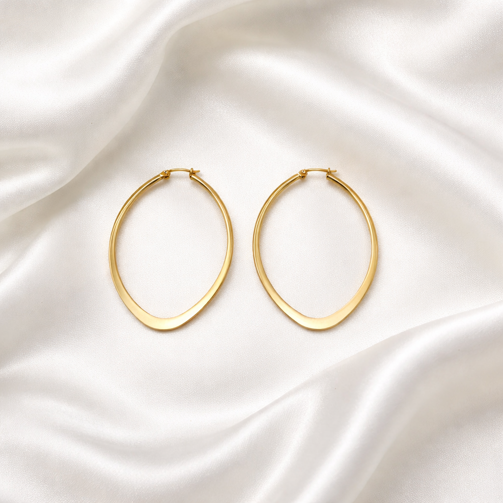Calm Oval Hoops feature a softly elongated silhouette designed to frame the face with their lightweight feel and high-polish finish